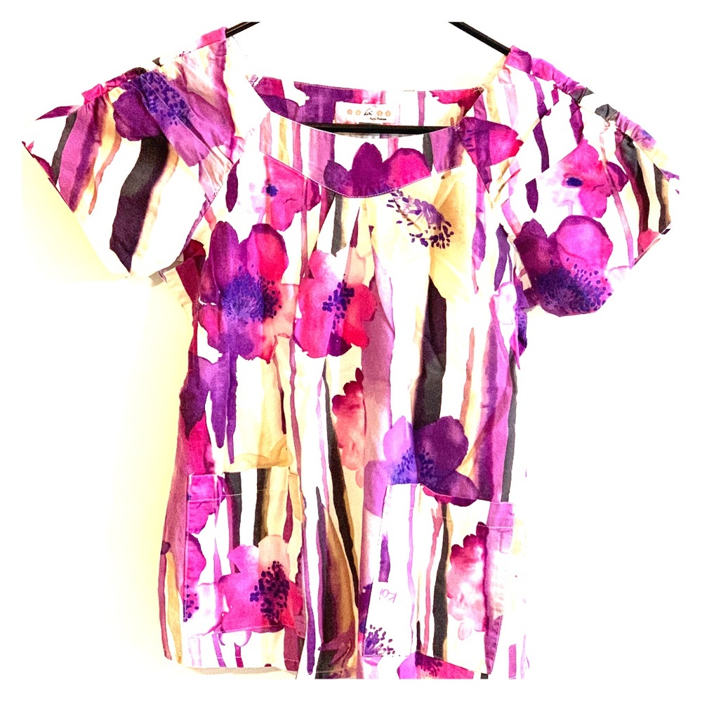 KOI SCRUB TOP Floral Print.